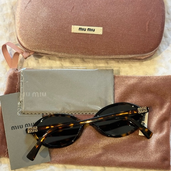 Miu Miu round tortoiseshell sunglasses - Picture 8 of 10